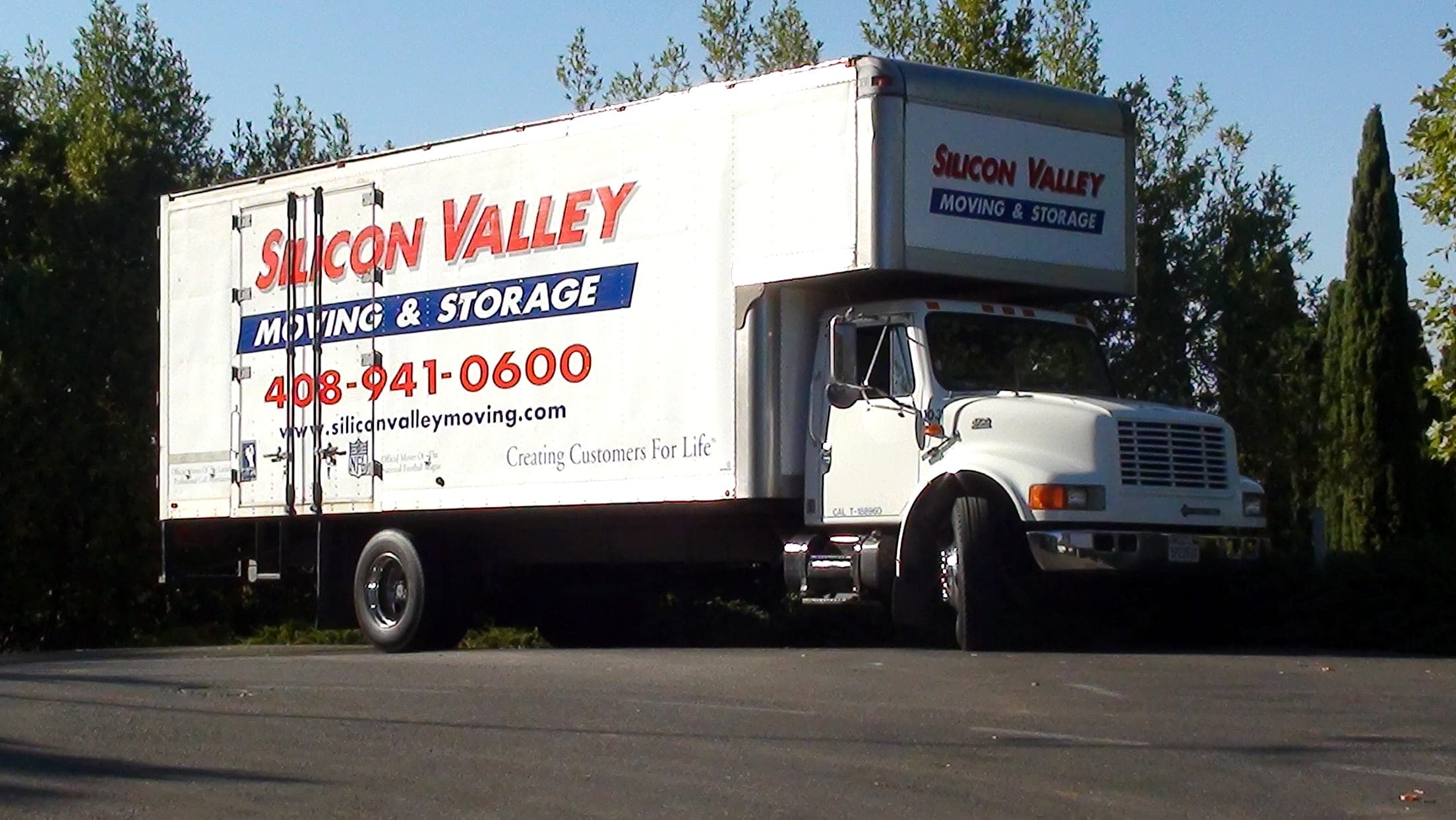 A Silicon Valley Moving & Storage International box truck in the original red-and-blue livery, photographed in 2010 during the years the fleet outgrew the Alviso yard